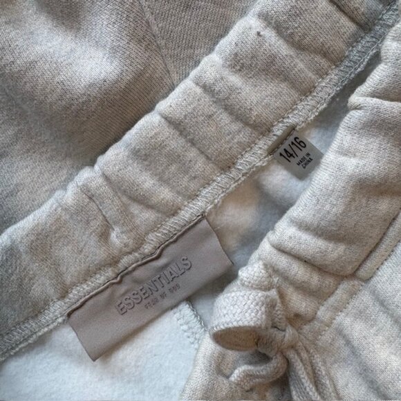 Fear of God ESSENTIALS Light Oatmeal Grey Shorts, Size: XS - Picture 4 of 8